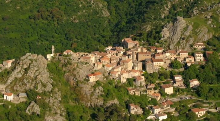 Vue du ciel d'un village corse